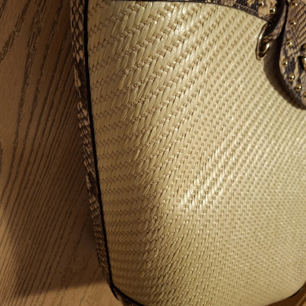 Michael Kors Izzy Meduim Fan Straw Tote - Picture 5 of 16